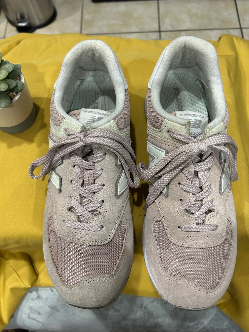 New Balance Women’s Blush Pink Retro Runner 547